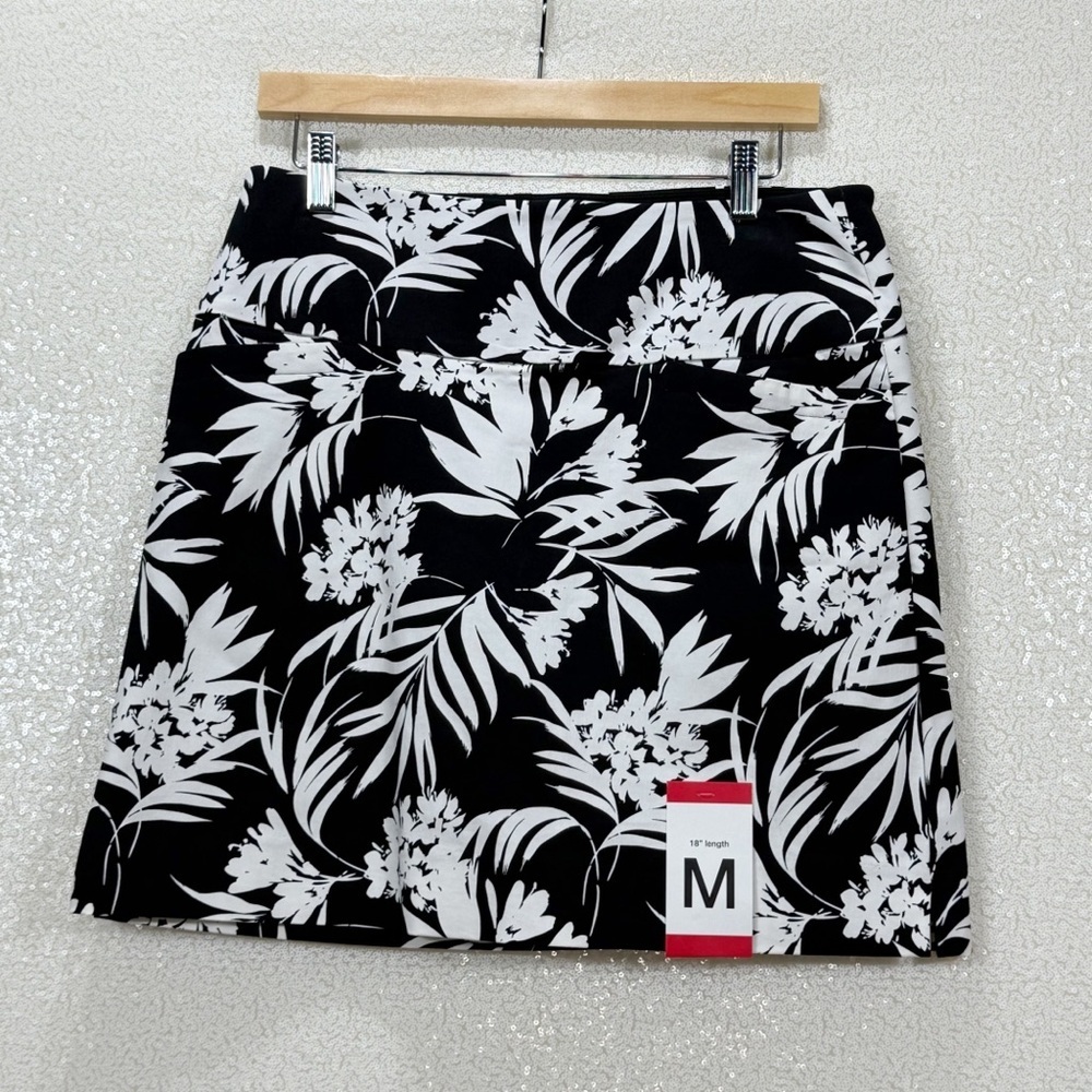 S.C. & Co. Black White Floral Skort with built in shorts and Pockets Size Medium